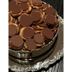 Plateau à dessert au chocolat de luxe avec grappes de noix et garniture de pétale de rose sur un élégant plateau de service en argent pour la vente en gros et les événements - Product Image 6