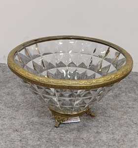 ชามเสิร์ฟทองเหลืองสุดหรูที่มีรูปทรงร่วมสมัยและสำเร็จรูปที่ดีที่สุดเหมาะสำหรับการเพิ่มความสง่างามให้กับโต๊ะอาหารที่ทันสมัย - Product Image 2