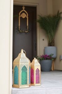 Lanterne de Ramadan en fer avec lumières LED offrant un éclairage sûr et économe en énergie pour les longues célébrations du soir - Product Image 3