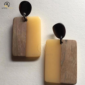 Boucles d'oreilles en métal à la mode pour femmes bijoux de créateur irréguliers de taille personnalisée avec des boîtes en bois élégantes - Product Image 4