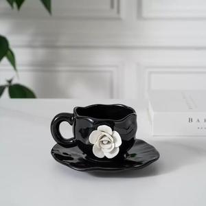 Ensemble tasse et soucoupe à café et thé en céramique, style moderne luxueux, décoré à la main avec des fleurs en relief - Product Image 2
