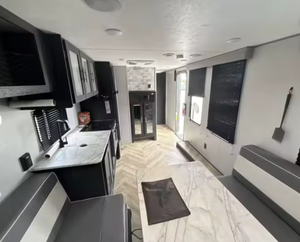 Autocaravana Usada 2023 F-o-r-e-s-t R-i-v-e-r Wolf Pack 25PACK12, Remolque de Viaje, Autocaravana con Camper en el Techo - Product Image 3