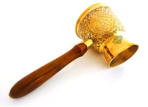 IndianArtVilla Bouilloire turque en laiton pur faite à la main Design paon avec manche en bois pour servir - Product Image 3