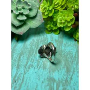 Anillo Boho de Plata de Ley y Turquesa Kingman Arlene Yazzie, Corte Esmeralda con Platino Liso, Talla 6, Certificado IGI - Product Image 4