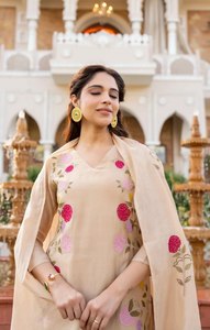 ชุดส่าหรีผ้าไหมชานเดอรีวิสโคสแท้พิเศษสำหรับเทศกาลปองกัลและคาร์วา ชอต พร้อมงานปักอย่างประณีตแบบสามชิ้น - Product Image 3