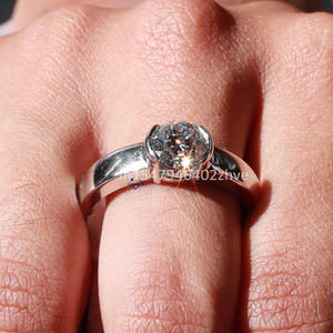 Superbe bague solitaire en or blanc 14 carats incrustée d'un diamant Moissanite éblouissant taille ronde en clarté VVS - Product Image 1