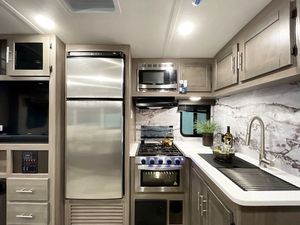 Nous vendons des caravanes Cherokee Wolf Den Pop-Up de haute qualité, pour 4 personnes, légères, en aluminium, avec auvent, pour le camping moderne. - Product Image 4