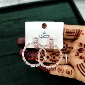 Boucles d'oreilles élégantes à la mode occidentale avec placage à l'or pour un look de fête pour femmes et filles - Product Image 1