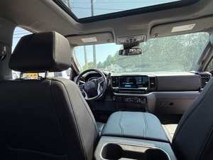 Camioneta Pickup 2024 de Servicio Pesado, 1 Tonelada, Cabina Doble, 4x4, Caja Larga de 8 Pies, Transmisión Automática, Equipada con Interior de Cuero - Product Image 2