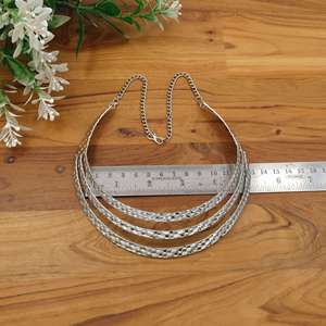 สร้อยคอชุบสแตนเลสสีเงินสำหรับผู้หญิง |   สร้อยคอแบบกว้างพร้อมจี้ตกแต่ง |   เครื่องประดับแฟชั่นขายส่ง - Product Image 4