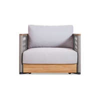 Fauteuil lounge Tora une place, structure en teck massif avec tissu extérieur en teck et en tissu olefin.