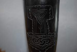 Corne à boire antique sculptée Viking indien de haute qualité avec support pièce décorative élégante technique polie artisanat naturel - Product Image 4