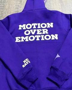 เสื้อฮู้ดกันหนาวผ้าฝ้ายระบายอากาศสำหรับผู้ชายเสื้อฮู้ดแบบพองมีซิปสีดำขนแกะหนาออกแบบโลโก้ได้ตามต้องการ - Product Image 1