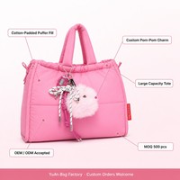 Sac fourre-tout matelassé grande capacité en nylon avec breloque pompon personnalisée OEM/ODM Sac à bandoulière pour femme Vente en gros