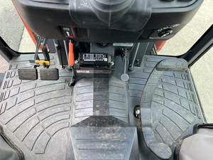 Tracteur compact haut de gamme 2022 LX3310HSDC avec cabine, transmission hydrostatique et moteur diesel de 30,8 CV - Product Image 5