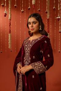 Tenue de soirée, haut et bas de créateur et dupatta avec des paillettes et des broderies en zari - Product Image 5