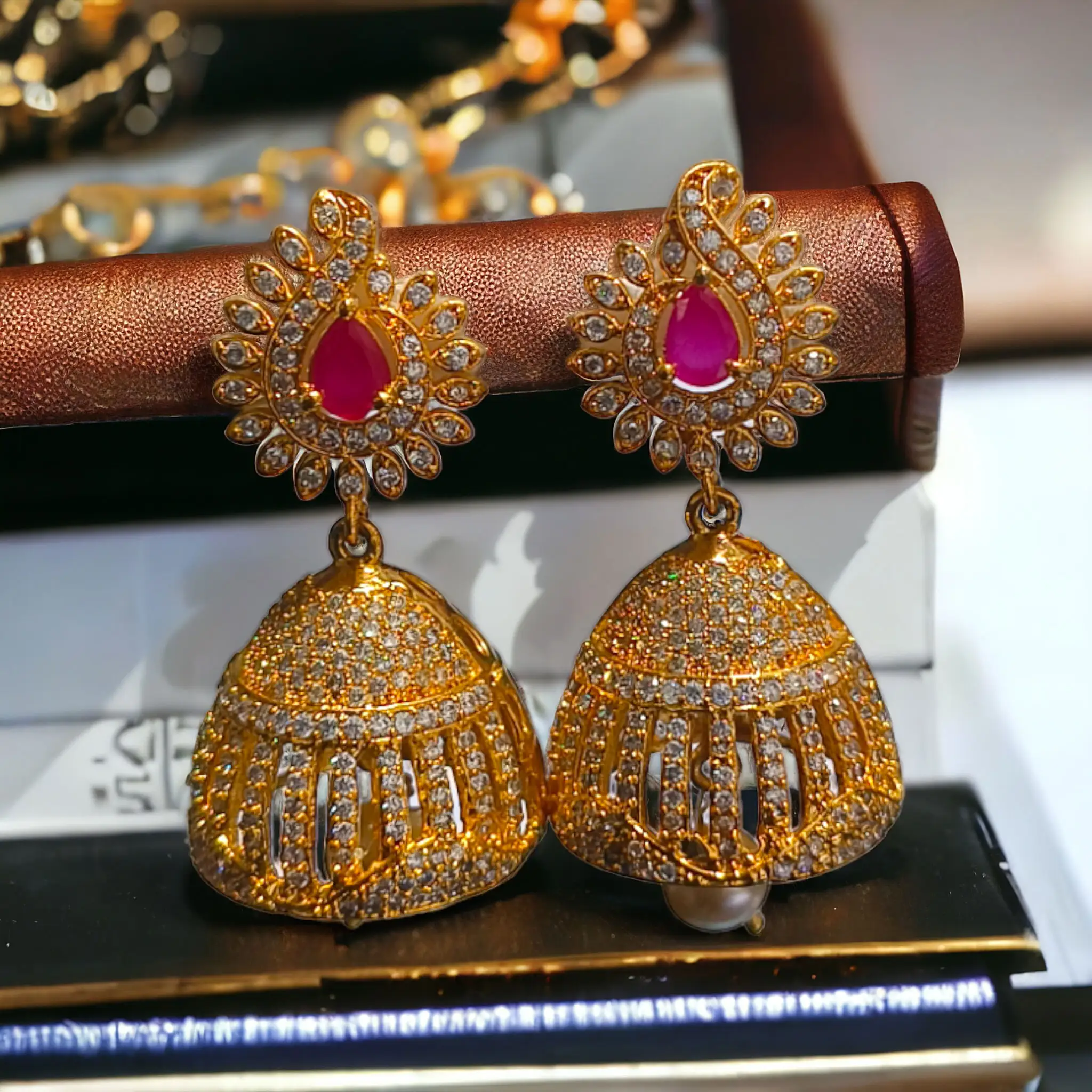 Fabricante indio, proveedor de joyería indio, Pendientes colgantes Chandbali Jhumka de pavo real en tono dorado de Bollywood para mujer