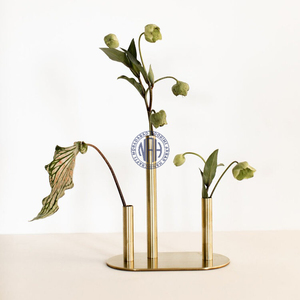 Vase de table minimaliste en laiton, support en métal à 3 tiges, fait main, haute qualité, design moderne pour mariage - Product Image 4