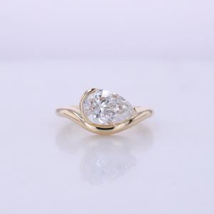 Anillo de Compromiso Clásico Solitario con Corte de Pera, 1.00 CT, D VVS1, Moissanita Multicolor, Personalizable, Plata de Ley 925, Anillo Curvo - Product Image 1