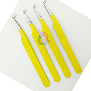 Pinzas de pestañas de 90 grados delgadas de acero inoxidable con mango de corazón de Color amarillo con logotipo personalizado para un agarre perfecto - Product Image 1