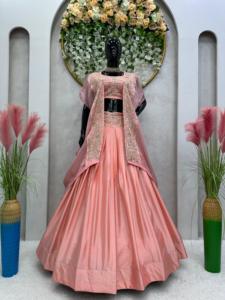Lehenga Choli et Shrug en Soie de Créateur pour Mariage, avec Broderies de Fil et de Paillettes, Idéal pour les Soirées Hivernales - Product Image 3