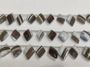 Cuentas facetadas de Briolette de 15 a 20mm con forma de diamante de ópalo de roca natural vendidas por hebra de 8 pulgadas de largo - Product Image 2