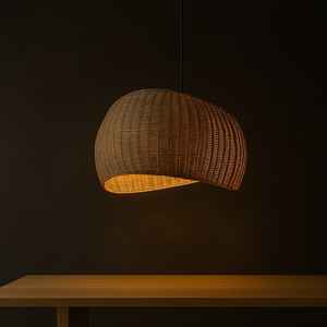 Lampe suspendue élégante en bambou faite à la main Lampe suspendue inspirée de la nature pour les intérieurs modernes avec des tons naturels Décoration intérieure - Product Image 1