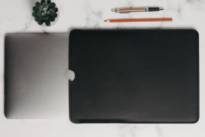 Housse pour ordinateur portable en cuir véritable durable de style moderne pour les professionnels, le bureau et les études GLS-0297 - Product Image 6