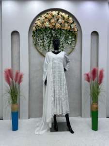 Hermoso Top-Pent Y Dupatta Con Bordado Trabajo - Product Image 4