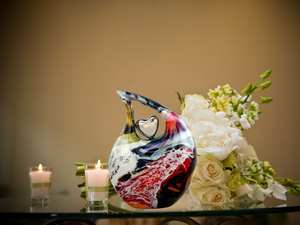 Urna de cremación en forma de lágrima multicolor con mini corazón plateado en urnas de tamaño mediano para humanos para cenizas de adultos con capacidad para hasta 200 libras - Product Image 4