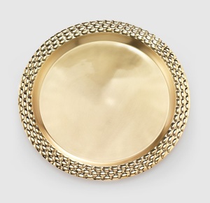 Plateau de service rond en laiton doré avec poignées ornées et bord en treillis gravé pour événements et hôtels de luxe - Product Image 5