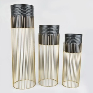 Jardinières suspendues en métal fabriquées à la main Designs à la mode pour balcon et salon pour Pot de fleur de jardin État neuf - Product Image 2
