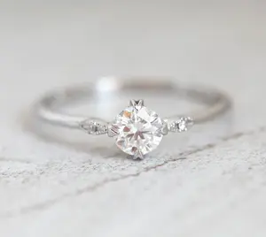 定制精品珠宝供应商圆形硅石三石订婚戒指米粒14k金结婚戒指价格实惠