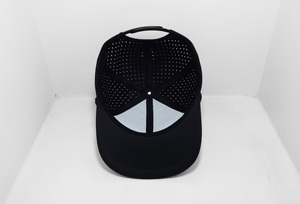 หมวกแก๊ปสแนปแบ็คสีดำเรียบ 6 แผง ขายส่ง พร้อมดีไซน์เชือกแบบตัดด้วยเลเซอร์ และตัวล็อคพลาสติกแบบปรับได้ สไตล์ Urban - Product Image 6