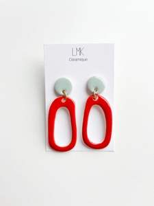 Boucles d'oreilles créoles minimalistes en résine pour cadeaux - Product Image 6
