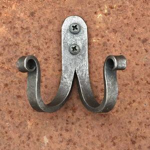 Crochet mural en fonte robuste pour ferme rustique et maisons industrielles avec conception durable pour une utilisation durable - Product Image 1