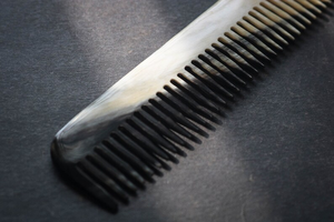 Peine de Cuerno Natural Único, Resistente, Ecológico, Moderno, con Forma Personalizable, para Uso en Salón, por Saniya Handicraft - Product Image 3