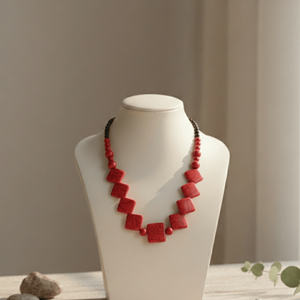 Collier classique en chaînes avec perles carrées cramoisies, motif géométrique bohème doré et chiffres, idéal pour les fêtes et événements religieux, orné de perles de corail - Product Image 5