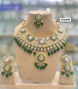 Ensemble de mariée Kundan Polki de qualité supérieure collier et boucles d'oreilles faits à la main parfaits pour les mariées à la recherche d'un look traditionnel et élégant - Product Image 1