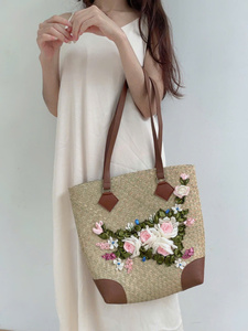 Sac en herbe naturelle tissée à la main avec fermeture à glissière et sangles en cuir de qualité supérieure accessoire de mode pour femmes écologique - Product Image 4