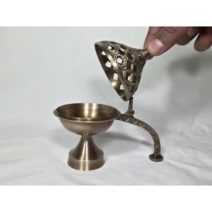 เตาเผาเครื่องหอมทองเหลืองลายฉลุแบบโมเดิร์น ทำด้วยมือ รุ่น The Sanctuary Chalice สำหรับการเผาอโรมาและบาคูร์ในบ้าน - Product Image 6