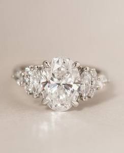 Anillo de compromiso ovalado de 8x10 mm con circonita cúbica y piedras laterales graduadas, elegante plata 925 chapada en oro, venta al por mayor - Product Image 3