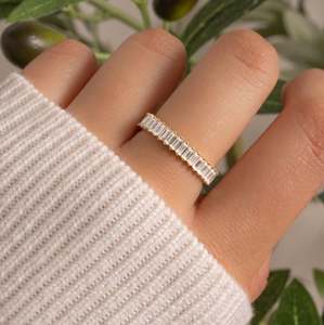 Anillo de Eternidad de Oro Puro de 10K con Diamantes de Laboratorio Corte Baguette, Anillo de Compromiso Elegante y Minimalista, Regalo para Ella - Product Image 2