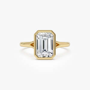Bague solitaire moderne en or 14 carats avec diamant de laboratoire taille émeraude, sertie clos, 2,00 carats total, couleur E-F, clarté VS, certifiée IGI, pour femme - Product Image 2