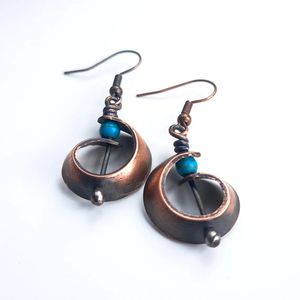 Howland Island 14 février Boucles d'oreilles martelées patine dorée Shop Girls Black Gold Boucles d'oreilles en or martelé des années 1920 robe longue pour les filles - Product Image 4