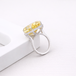 แหวนหมั้นเพชรรูปไข่สีเหลืองแฟนซีทรงโอวัล ได้รับการรับรองจาก IGI ประดับเพชรแบบพาเว่ บนตัวเรือนทองคำขาว/โรสโกลด์/ทองคำเหลือง 9K - Product Image 3
