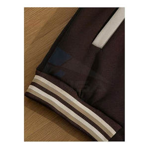 Veste bomber universitaire pour homme tendance avec patchs lettres, panneaux bicolores, col baseball, bordure rayée, marron doux et kaki - Product Image 4