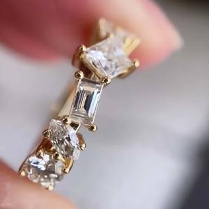 Anillo de Compromiso de Oro Amarillo Vintage con Múltiples Piedras de Moissanita de 1.50 CTW, Banda de Eternidad con Diamantes y Piedras Mixtas - Product Image 3