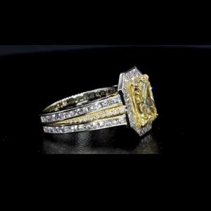แหวนแต่งงานเพชรเหลืองแฟนซีวิวิดทรงรัศมี 1.50 กะรัต ได้รับการรับรองแล้ว ประดับด้วยเพชรทรงแปดเหลี่ยมแบบวงแหวนสามแถว ทองคำแท้ 18K - Product Image 4