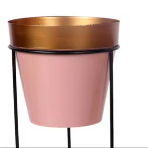 Maceta de metal dorado, rosa y negro mate con soporte - Product Image 2